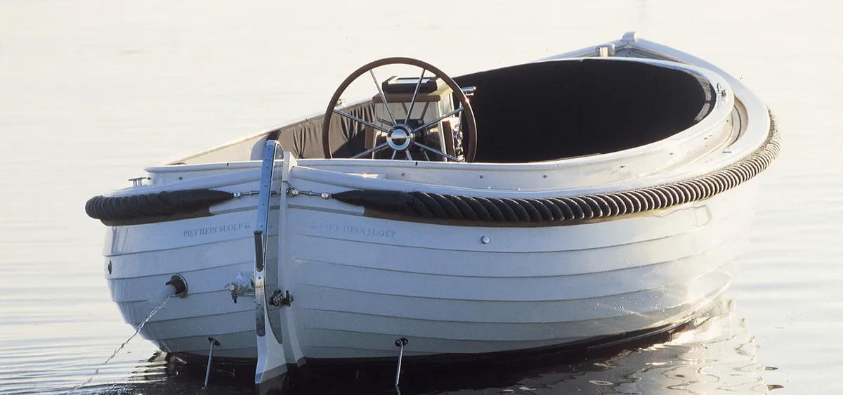 Menken Maritiem Piet Hein sloep: White sloop on the water