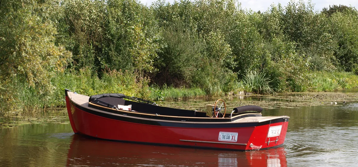 Menken Maritiem The CAB XL: Un bateau rouge sur l'eau