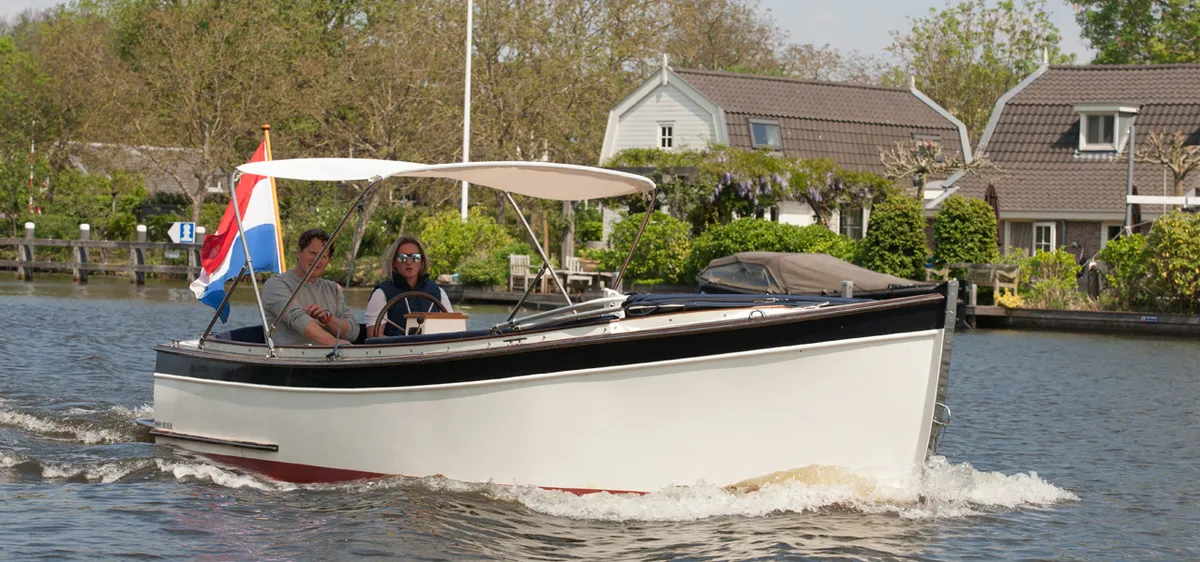 Menken Maritiem The CAB: Boat cruising on water