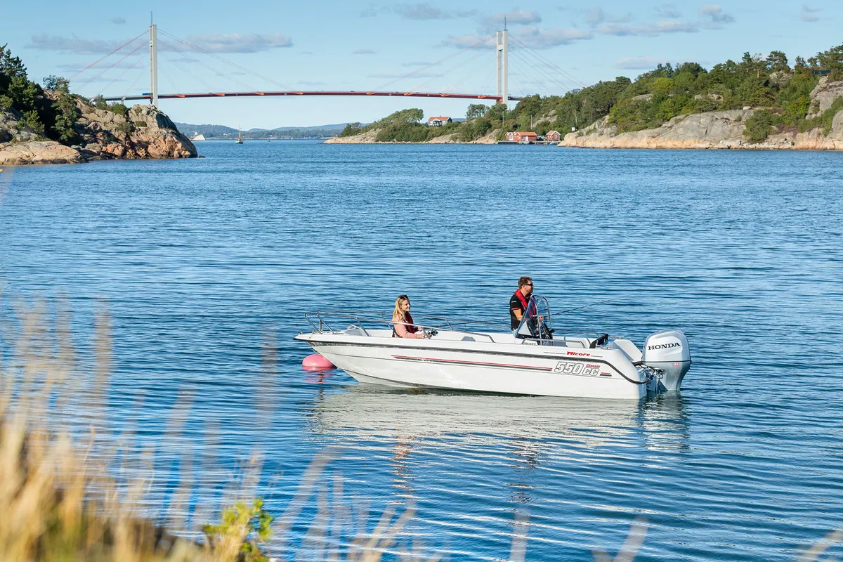 Micore 550cc Classic: Un bateau sur l'eau près d'un pont