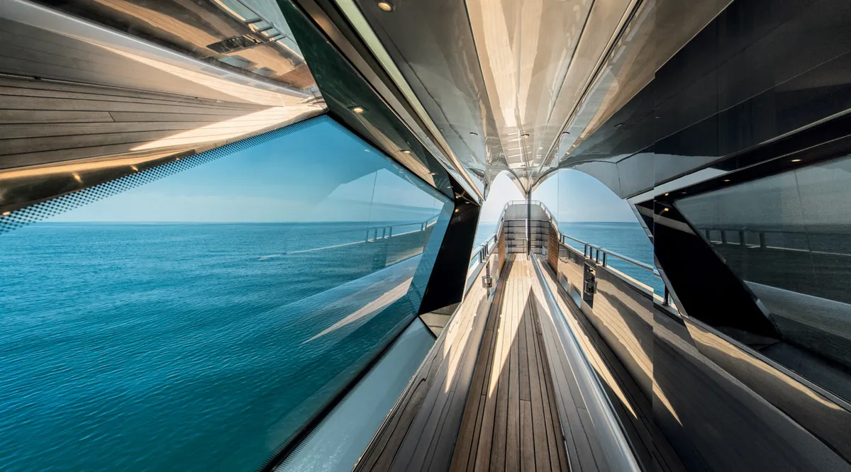 Monte Carlo Yachts MCY 105: Deck mit Meerblick