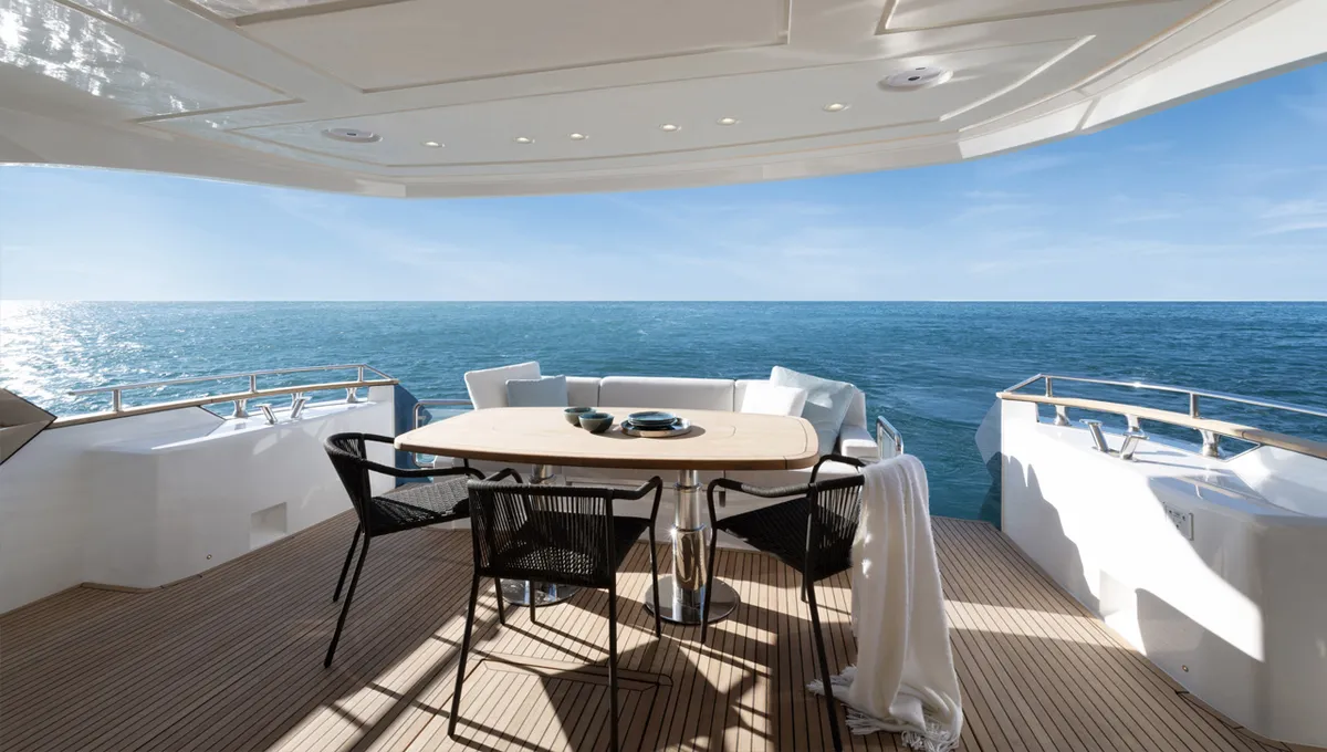 Monte Carlo Yachts MCY 70 Skylounge: Deck mit Esstisch und Meerblick