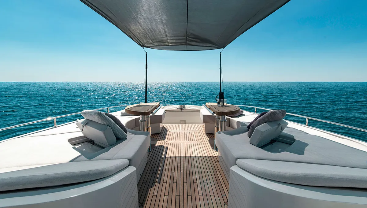 Monte Carlo Yachts MCY 70: Vorderdeck mit Lounge-Sofas und Meerblick