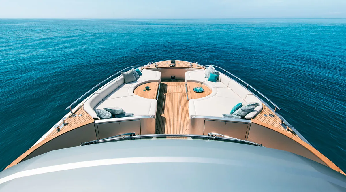 Monte Carlo Yachts MCY 76: Fore deck with lounge sofa by the sea
