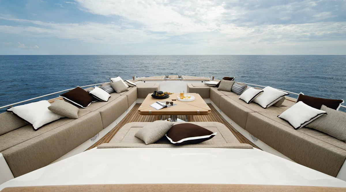 Monte Carlo Yachts MCY 86: Fore deck with lounge sofa and table