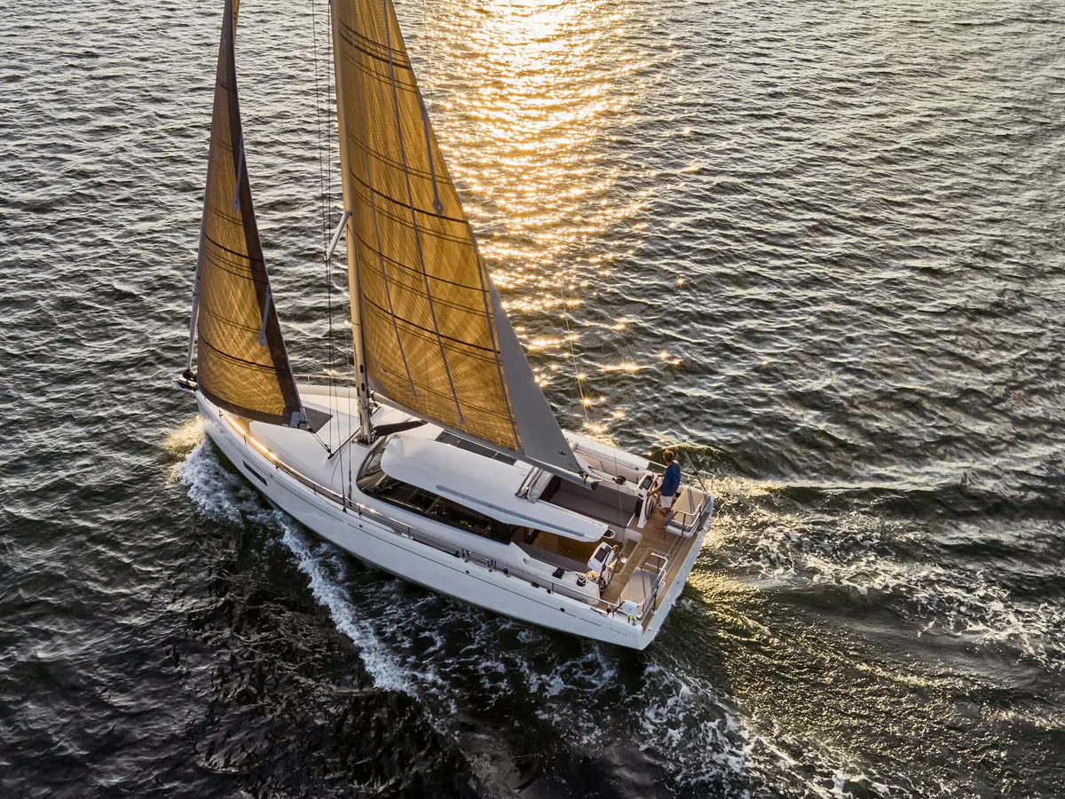 Moody DS41: Sailing boat sailing at sunset