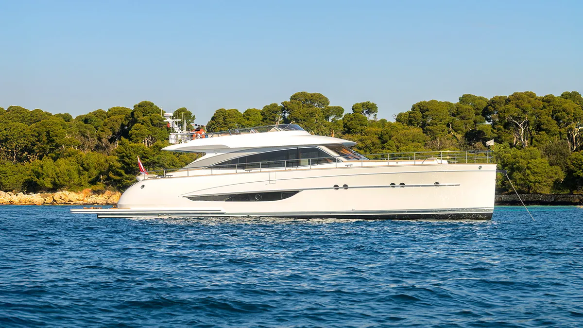 Mulder Favorite 2200: Side view at anchor