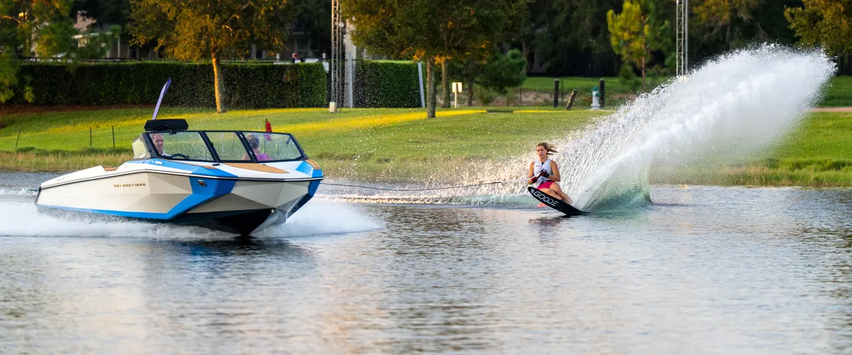 Nautique Ski Nautique: Un skieur nautique tracté par un bateau