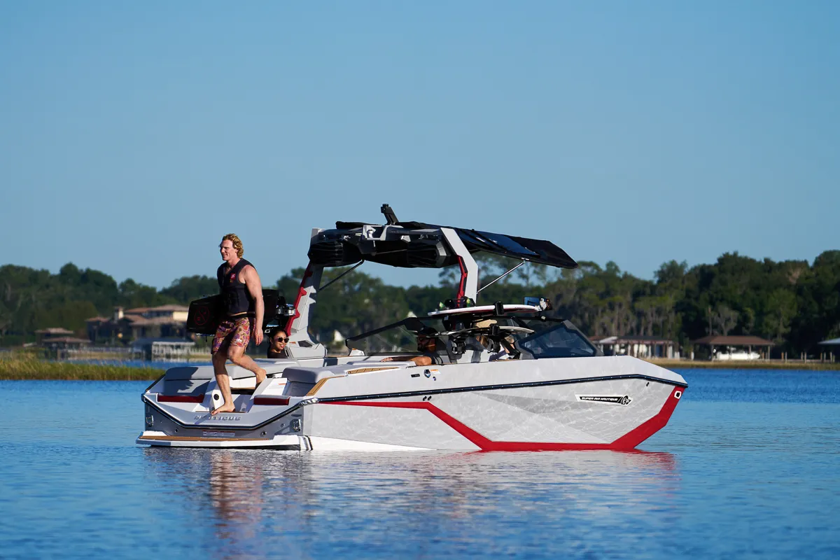 Nautique Super Air Nautique G21: Seitenansicht im angedockten Zustand