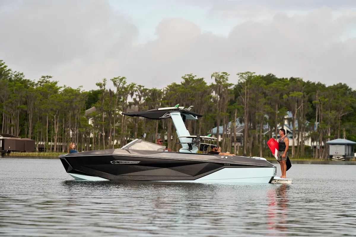 Nautique Super Air Nautique G25: Seitenansicht im angedockten Zustand
