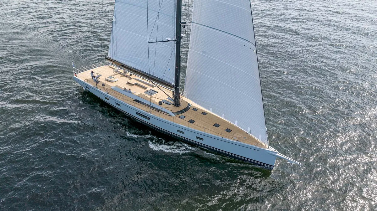 Nautor Swan Swan 108: Segelboot aus der Vogelperspektive auf dem Meer