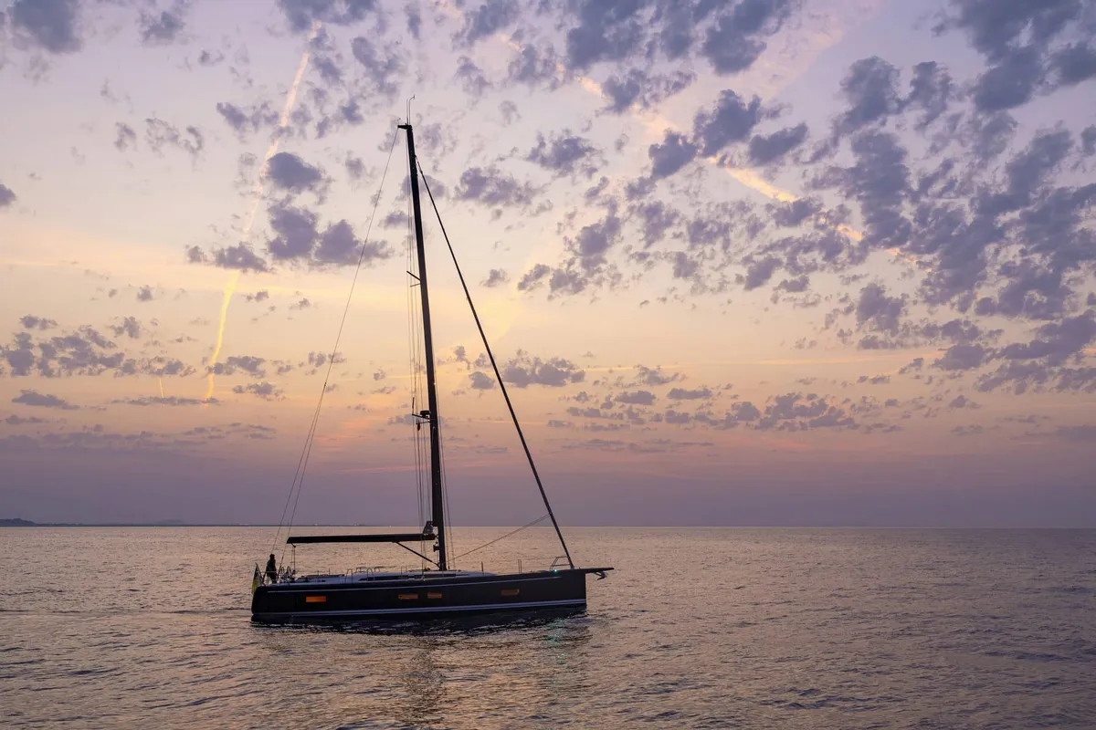 Nautor Swan Swan 51: Segelboot auf dem Meer bei Sonnenuntergang