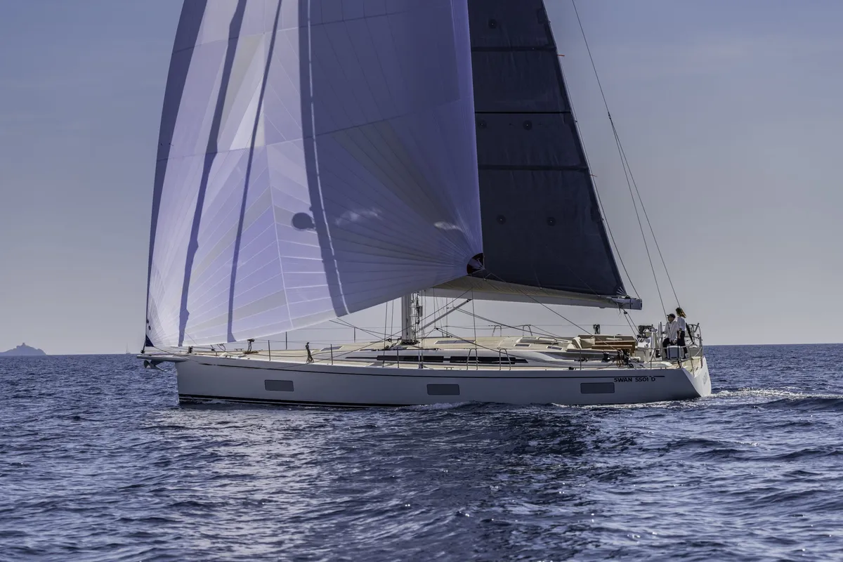 Nautor Swan Swan 55: Segelboot mit großen Segeln auf dem Meer