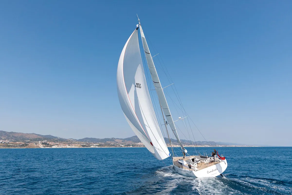 Nautor Swan Swan 65: Segelboot, das mit einem Spinnaker auf dem Meer segelt