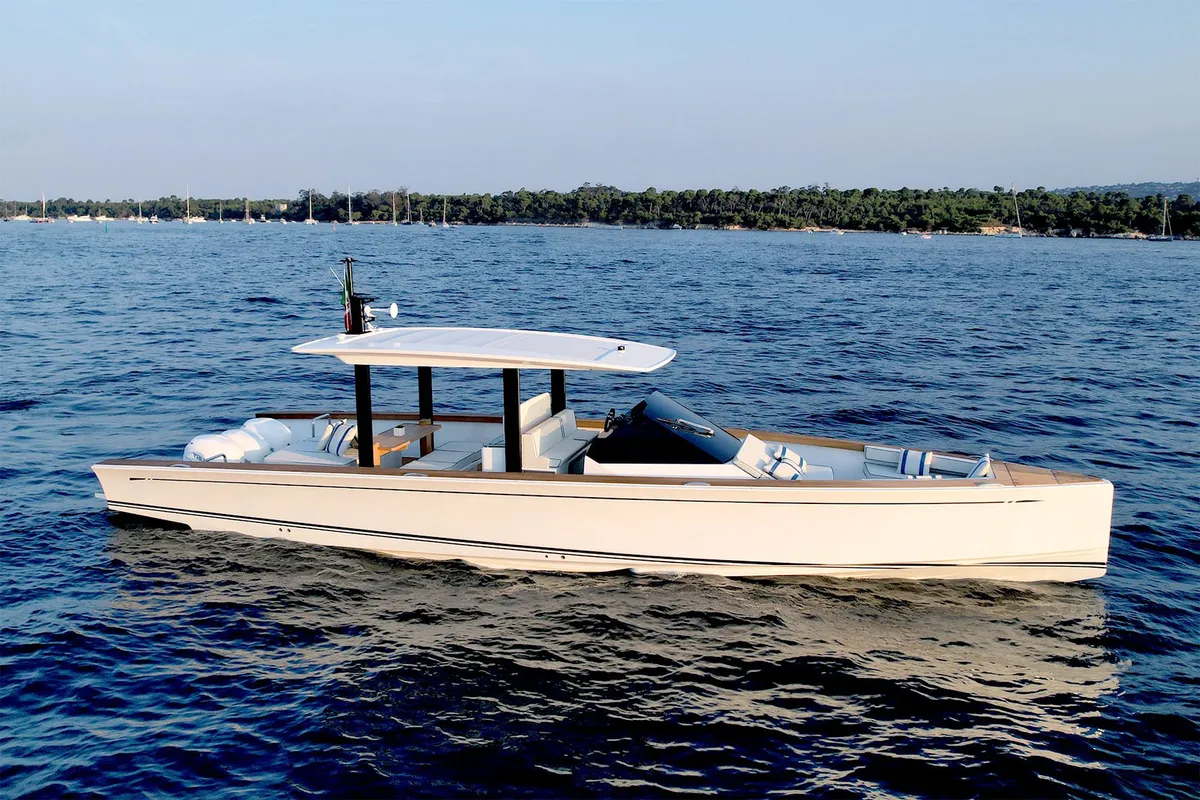 Nautor Swan Swan Shadow: Boat cruising on water