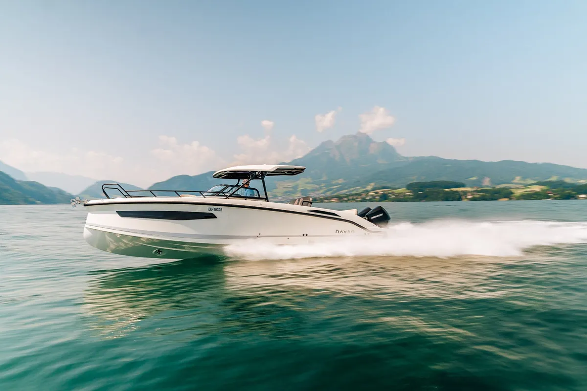 Navan S30: Seitenansicht während der Fahrt auf einem See