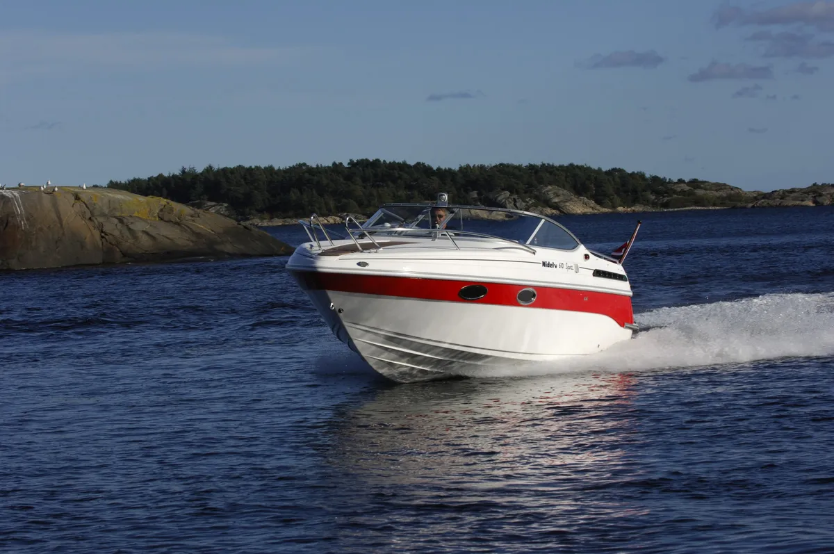 Nidelv Batbyggeri 610 Sport: Boat cruising near rocks