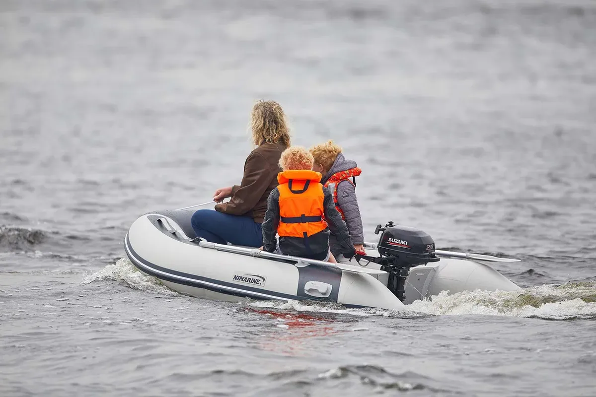 Nimarine MX 290: Rubber dinghy with a mother and children