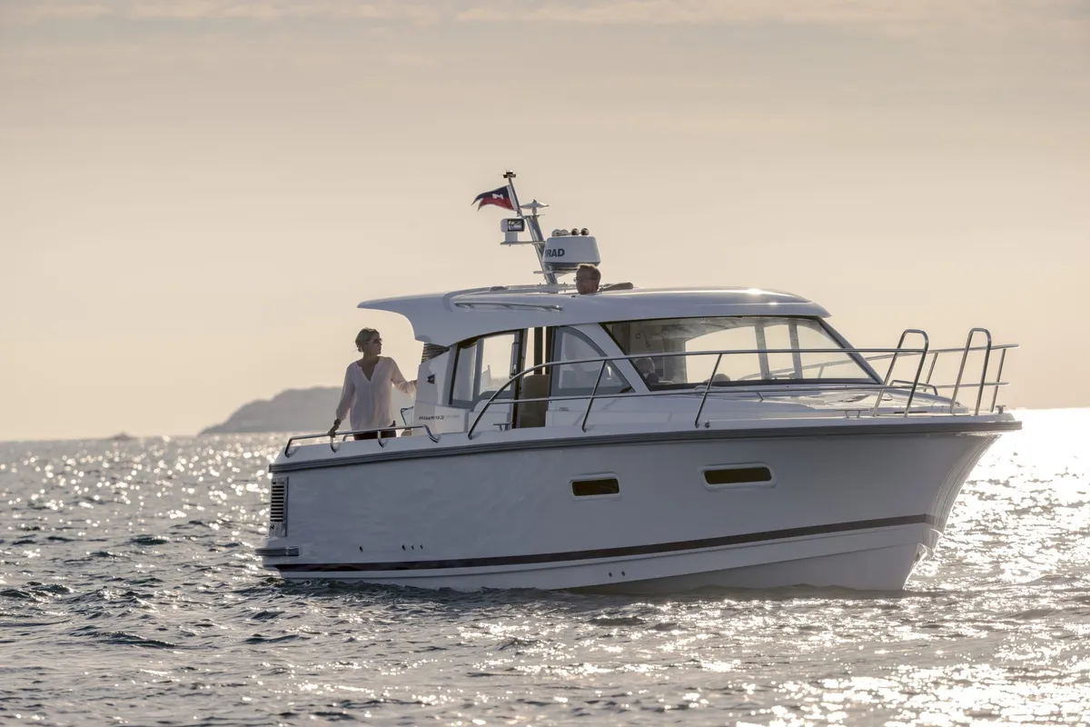 Nimbus Boats 305 Coupé: Bootsfahrt auf dem Meer bei Sonnenuntergang