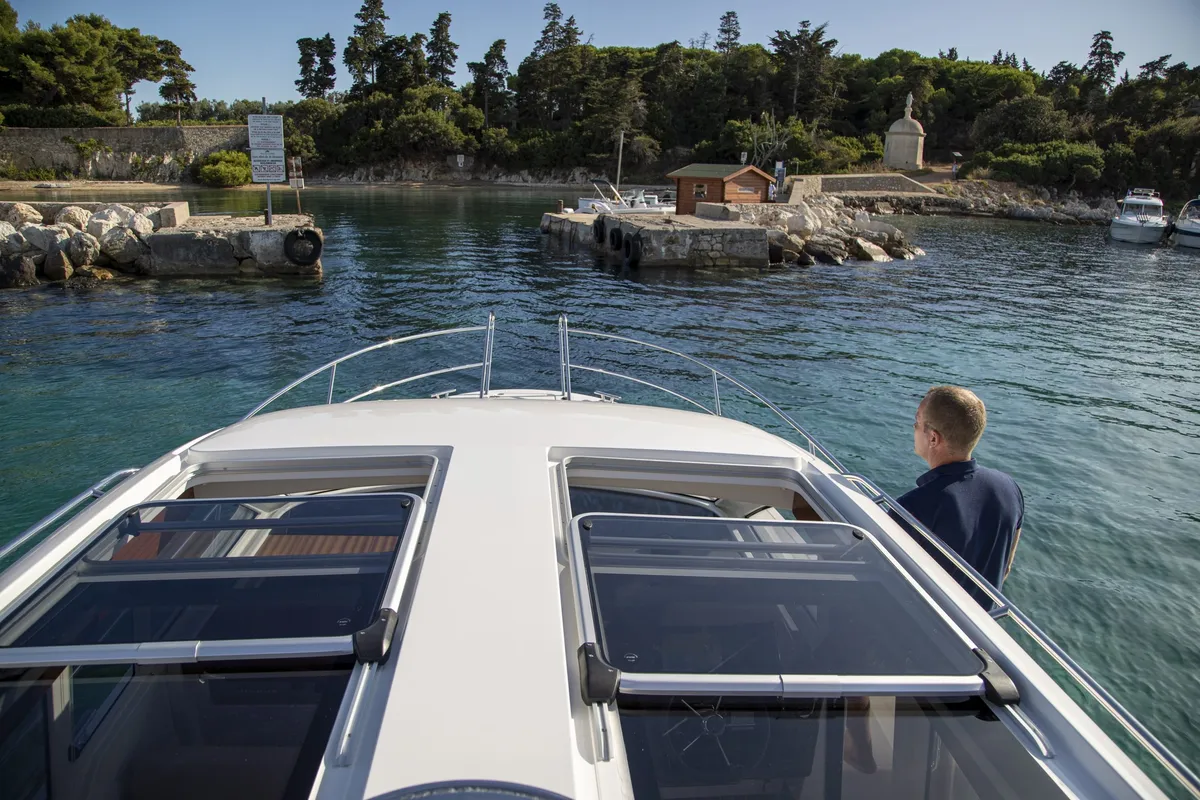 Nimbus Boats 305 Coupé: Boat cruising towards the jetty