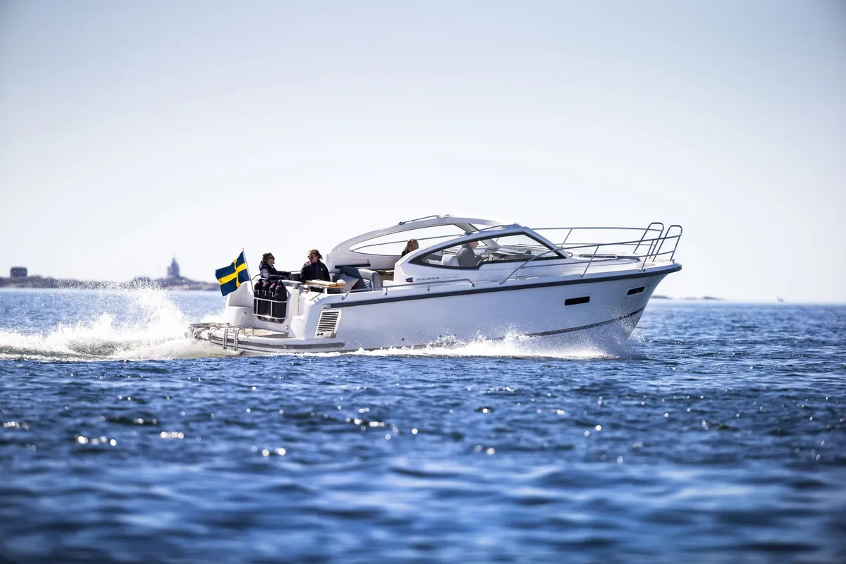 Nimbus Boats 305 Drophead: Boat cruising at sea