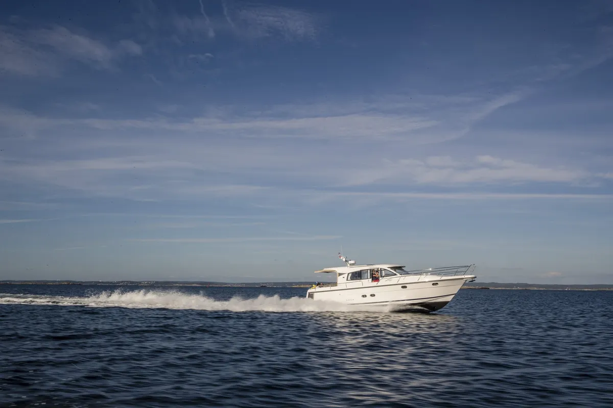Nimbus Boats 405 Coupé: Ein weißes Motorboot, das auf dem Meer fährt