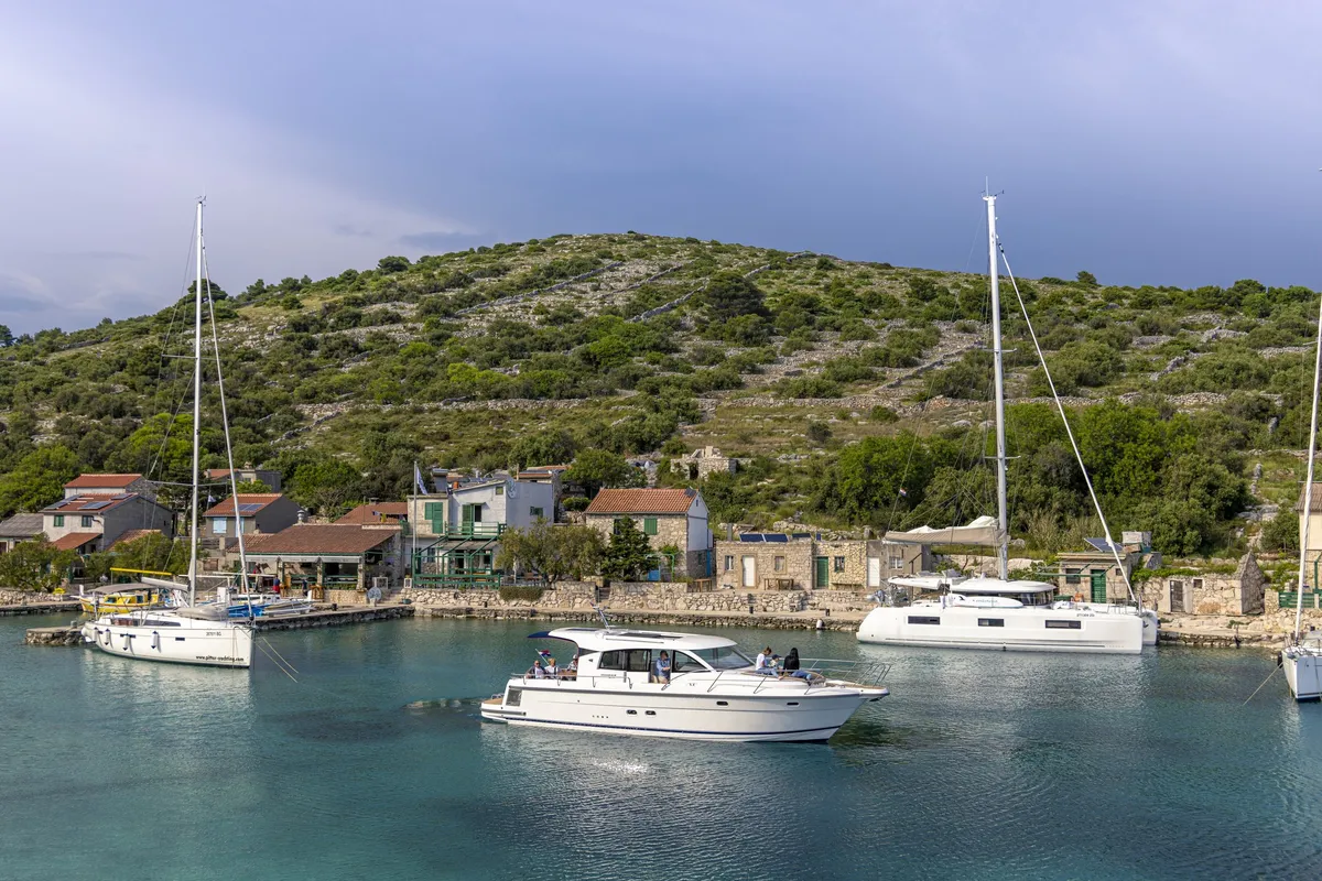 Nimbus Boats 405 Coupé: Motorboat cruising through a marina