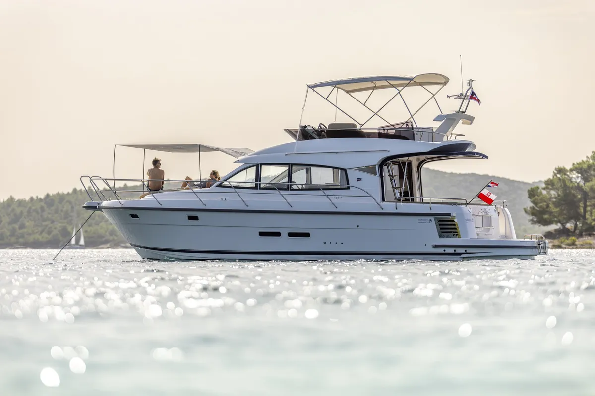 Nimbus Boats 405 Flybridge: Boat at anchor with passengers