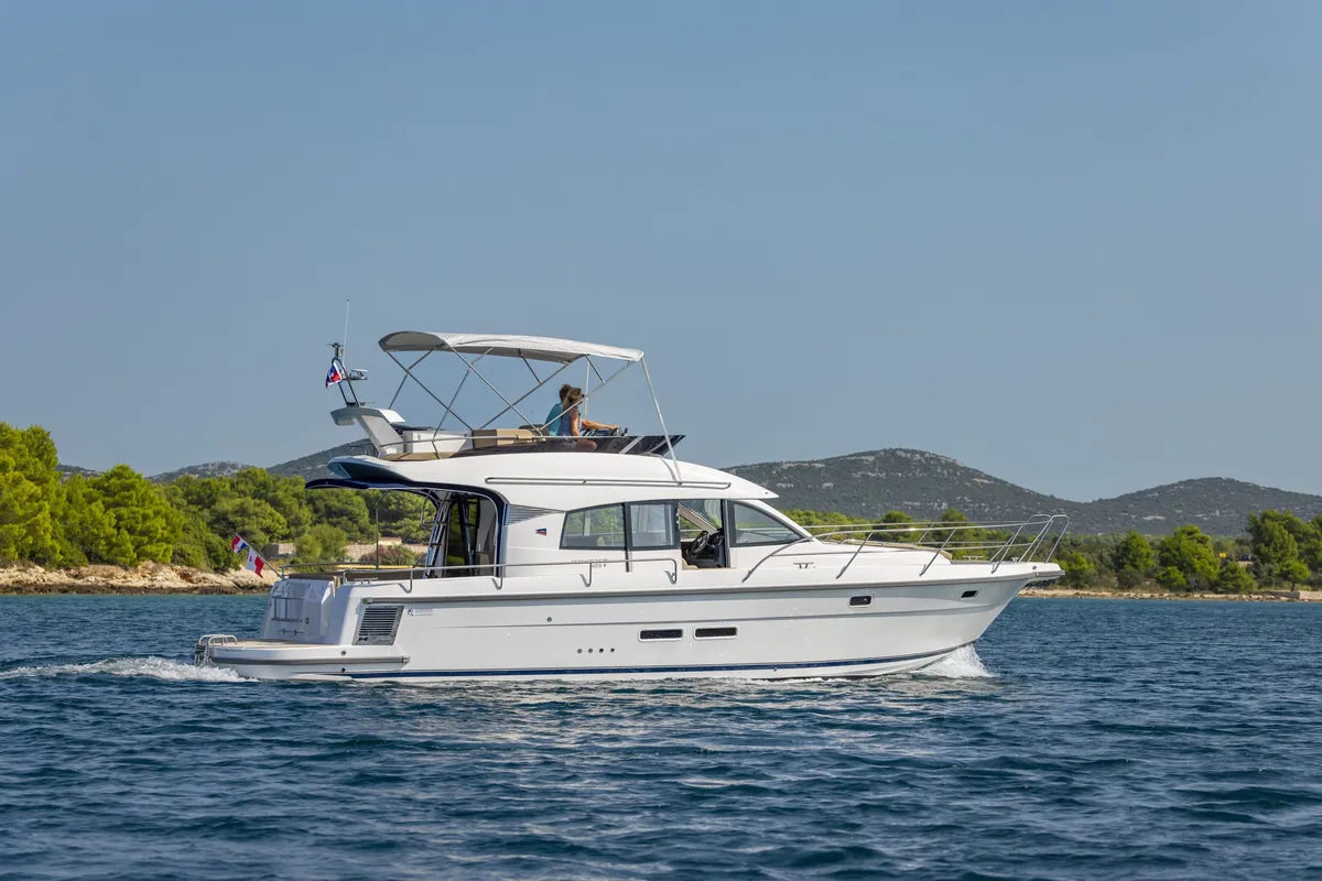 Nimbus Boats 405 Flybridge: Bootsfahrt auf dem Meer