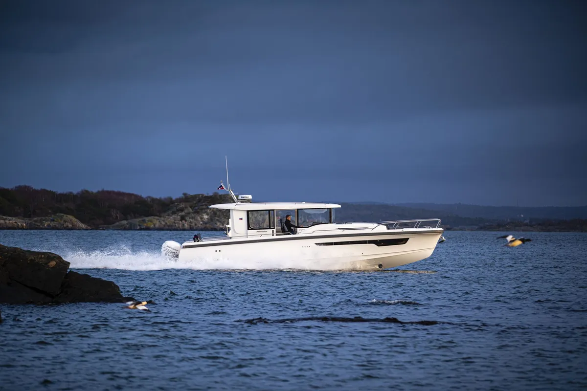 Nimbus Boats C11: Ein weißes Boot, das auf dem Meer fährt