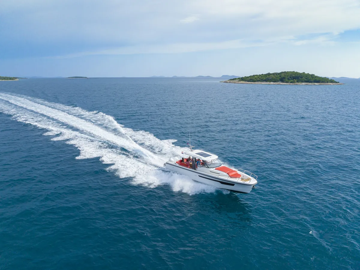 Nimbus Boats T11: Bootsfahrt auf dem Meer mit Inseln