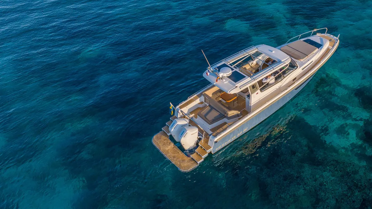 Nimbus Boats Weekender 11 (W11): Boat photographed from above