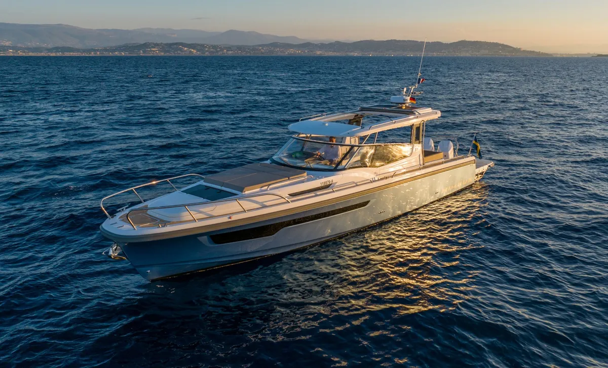 Nimbus Boats Weekender 11 (W11): Motorbootfahrt auf dem Meer bei Sonnenuntergang