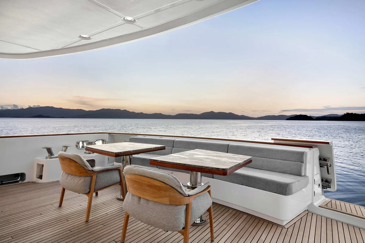 Nordhavn 100: Achterdeck mit Tischen und Meerblick