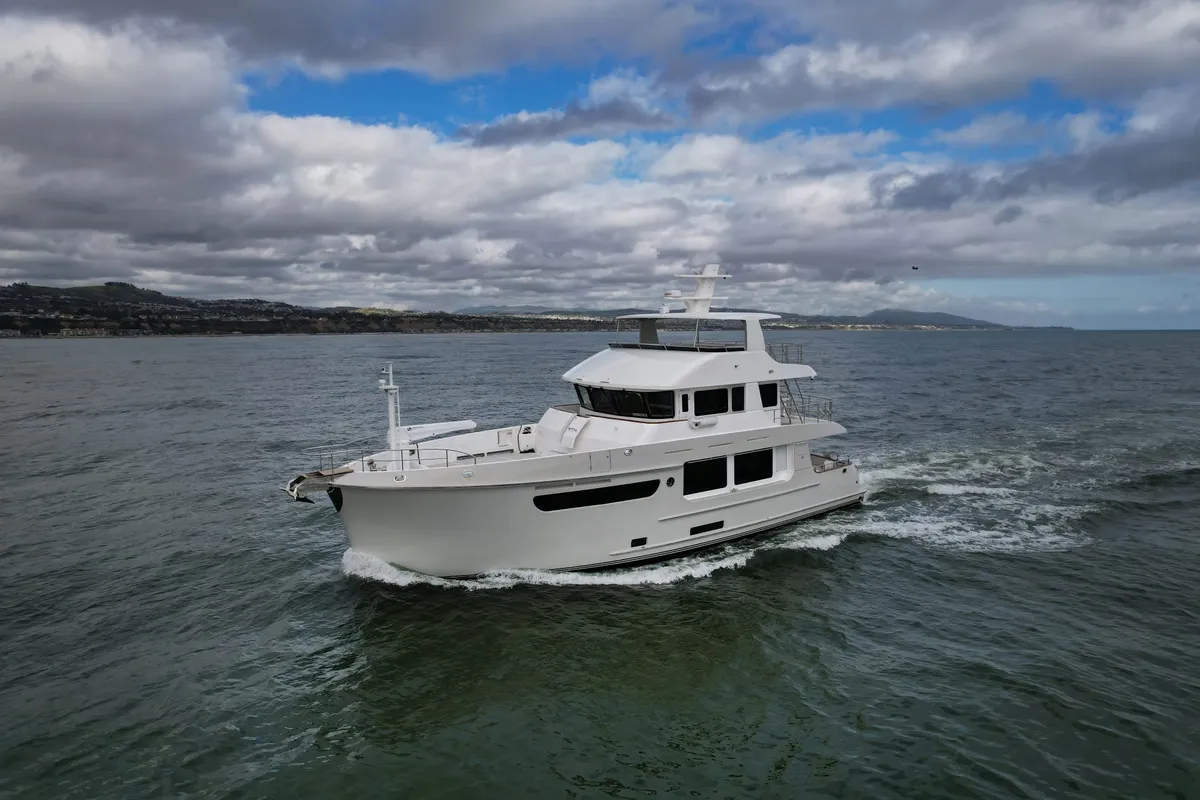 Nordhavn 71: Yacht à moteur blanc naviguant en mer