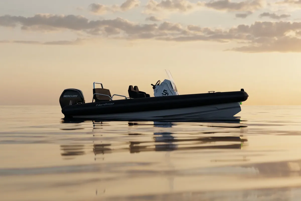 Nordkapp Boats Airborne 5.4: Gummiboot auf dem Meer bei Sonnenuntergang
