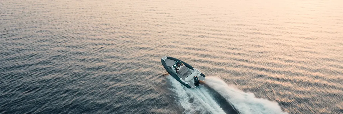 Nordkapp Boats Airborne 8: Bootsfahrt auf dem Meer bei Sonnenuntergang