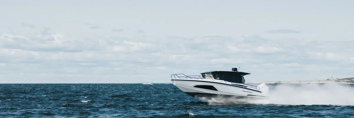 Nordkapp Boats Coupe 905 V12: Boat travelling at high speed