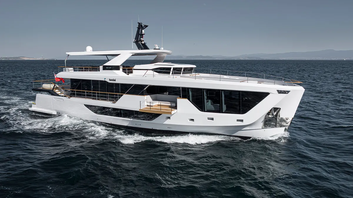 Numarine 30XP: Side view underway