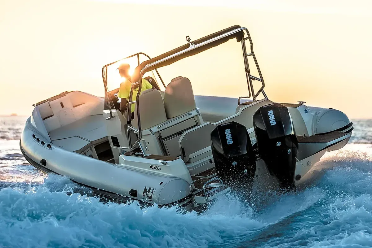 Nuova Jolly Marine NJ 850 XL: RIB boat cruising at sea