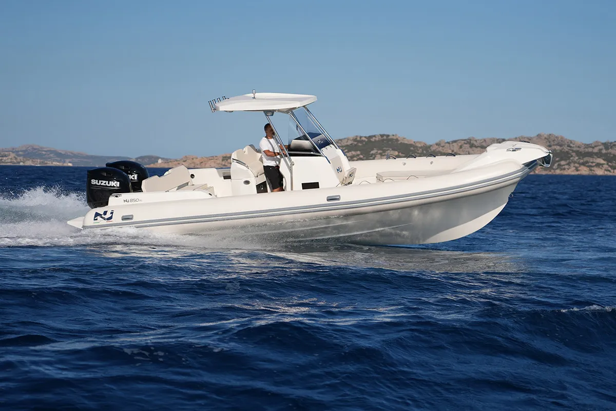 Nuova Jolly Marine NJ 850 XL: Croisière en bateau semi-rigide en mer