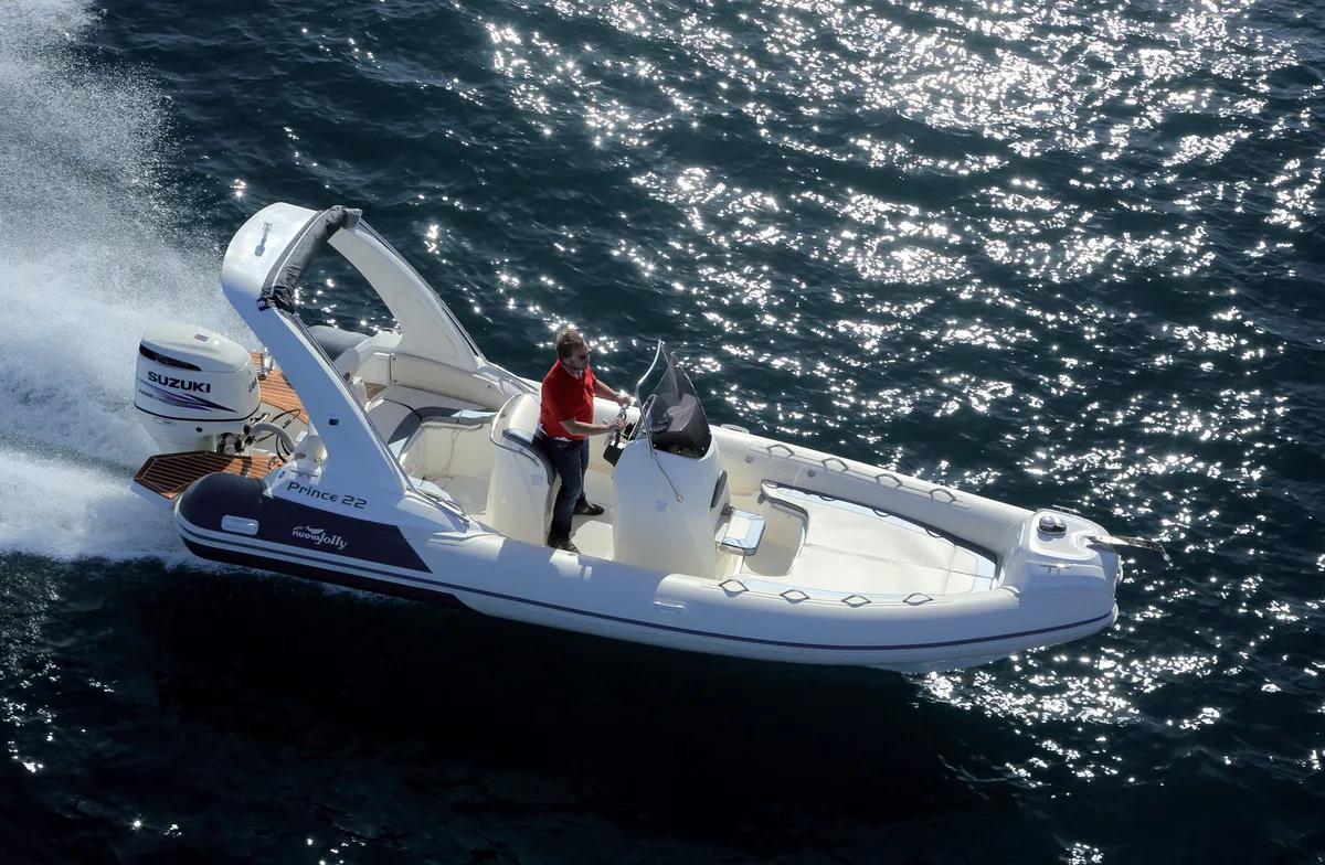 Nuova Jolly Marine Prince 22: Boat cruising at sea