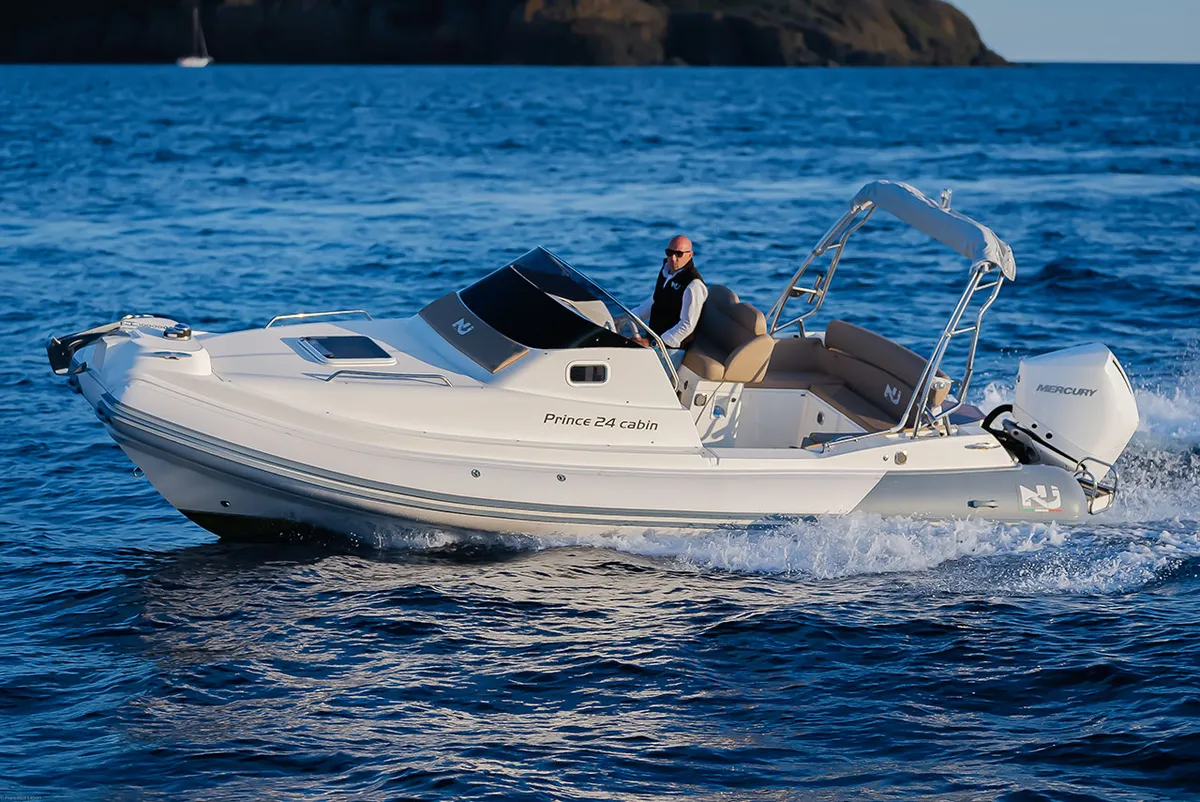 Nuova Jolly Marine Prince 24 Cabin: Boat cruising at sea