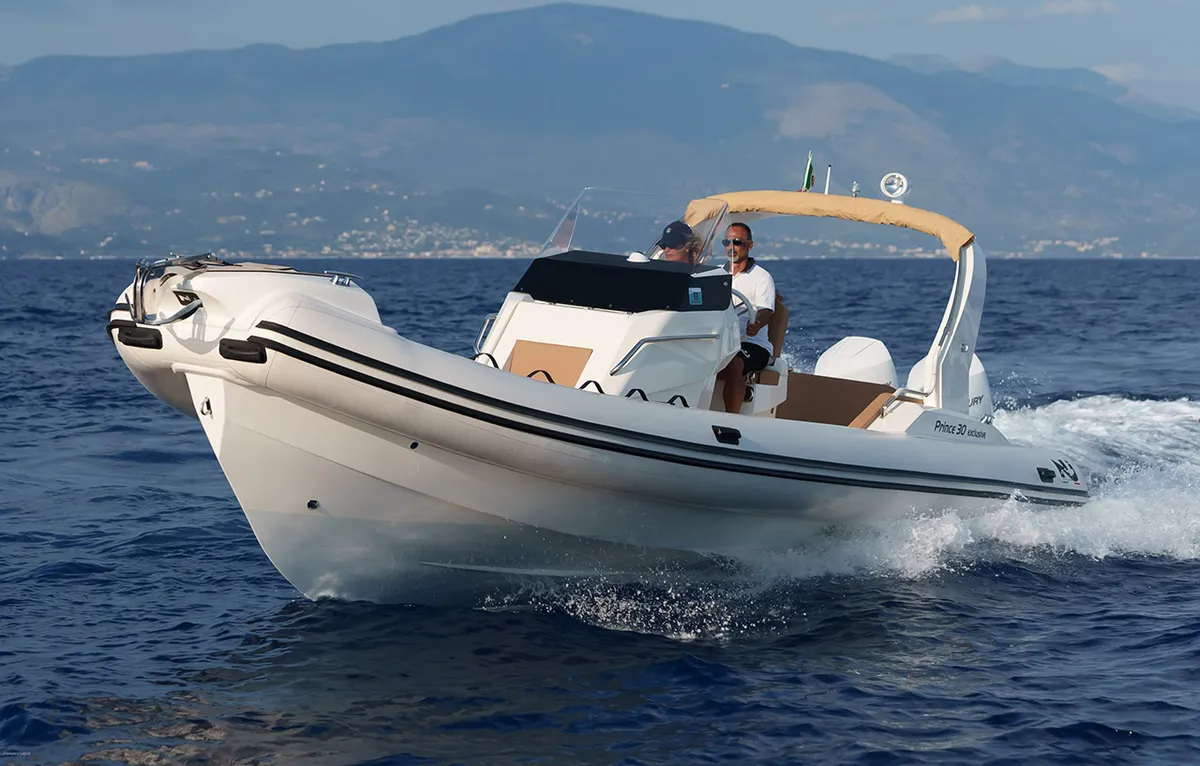 Nuova Jolly Marine Prince 30 Exclusive: Boat cruising at sea