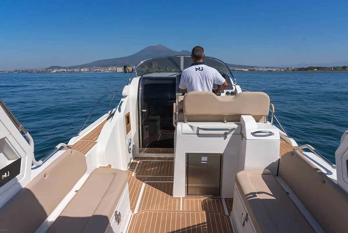 Nuova Jolly Marine Prince 33 Sport Cabin: Ein Mann, der mit einem Boot auf dem Meer unterwegs ist