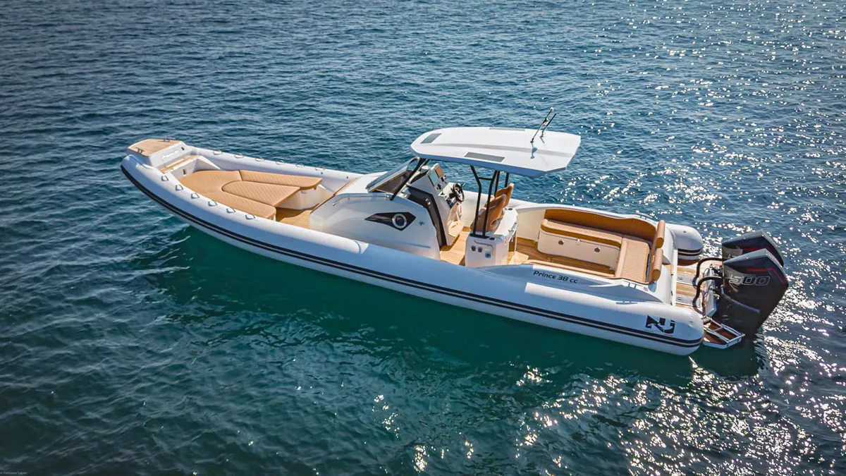 Nuova Jolly Marine Prince 38 CC SD: RIB at sea