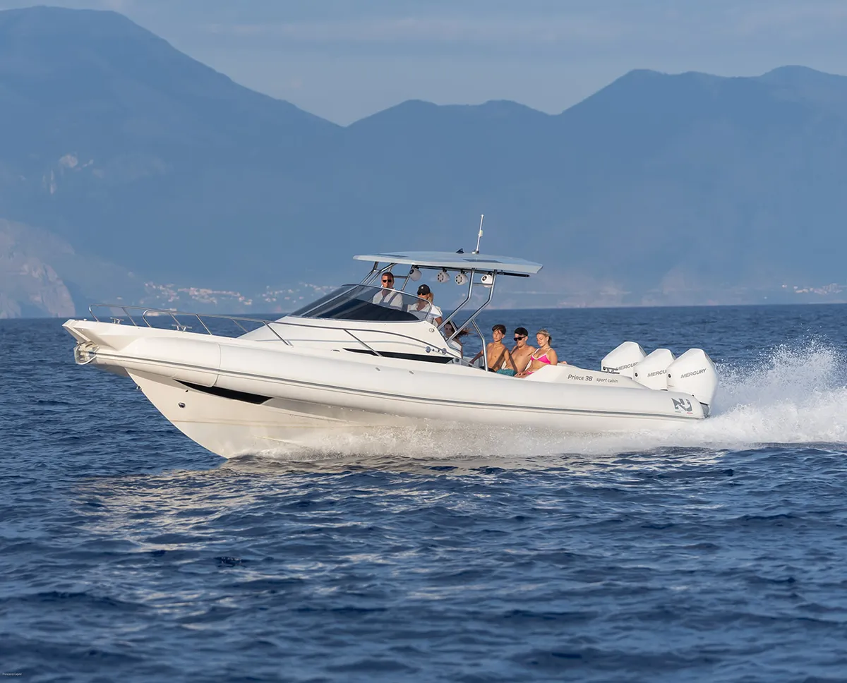 Nuova Jolly Marine Prince 38 Sport Cabin: Schnellbootfahrt auf dem Meer