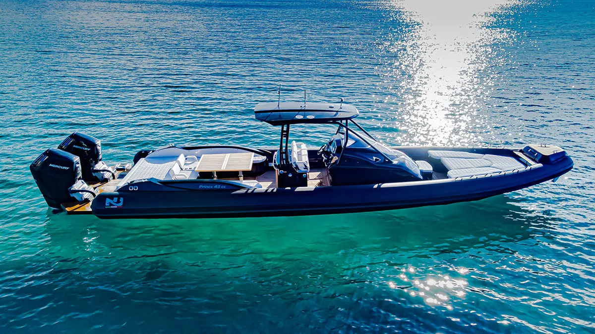 Nuova Jolly Marine Prince 43 CC Dinette: Ein Boot, das auf dem Meer treibt