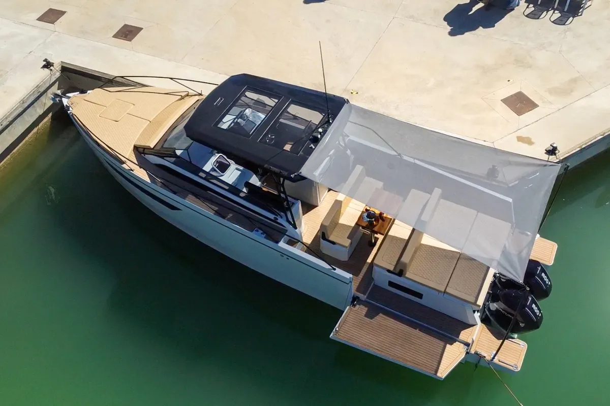 NUVA Yachts M11 Cabin: Boat photographed from above at a jetty
