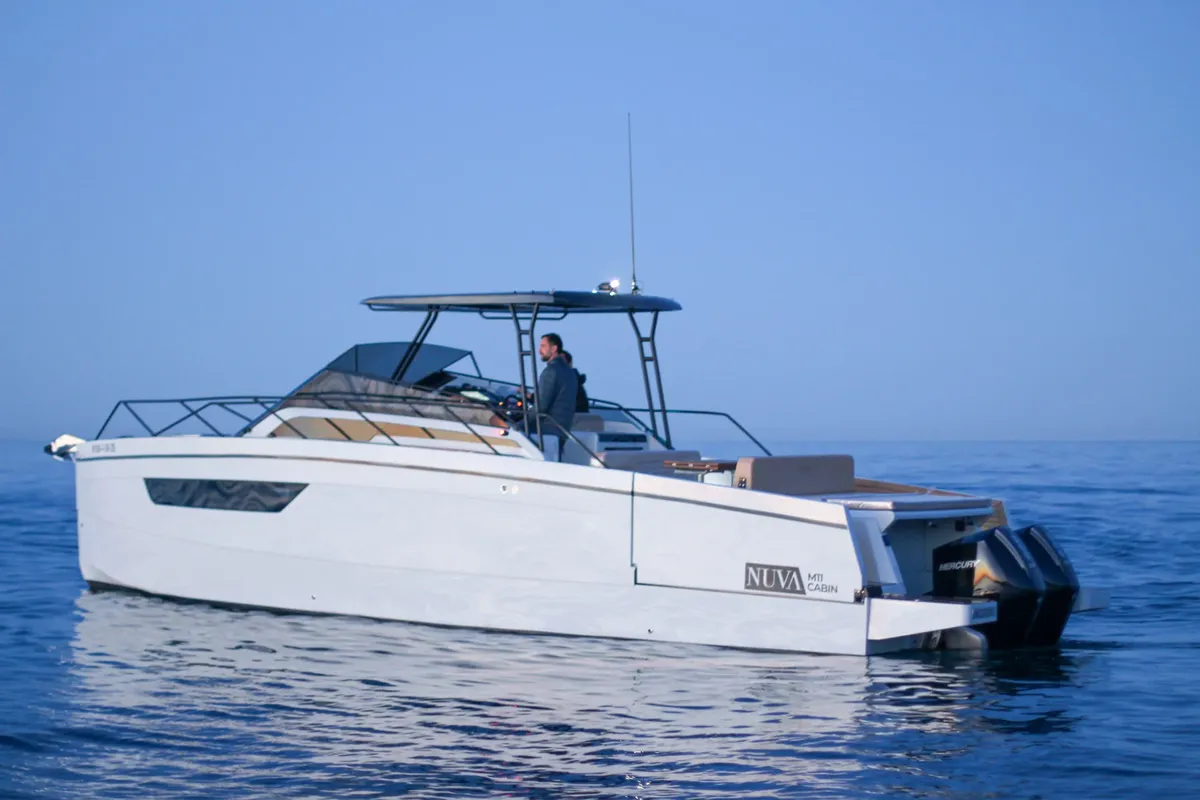 NUVA Yachts M11 Cabin: Motorbootfahrt auf dem Meer